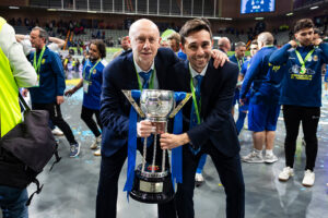 Santi Valladares, con la Copa de España conquistada en Murcia 