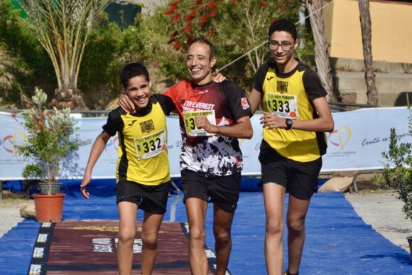 Tres corredores, momentos antes de cruzar la línea de meta del V Trail Race Los Fuertes