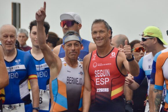 Dos atletas, momentos antes de dar comienzo el XXVI Duatlón Perla del Mediterráneo