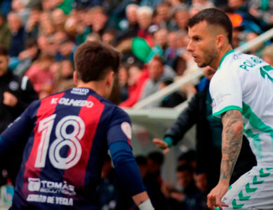 Una imagen del Antequera-Yeclano, que aleja a los malagueños del liderato