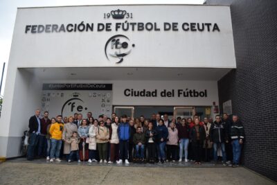 Foto de los federativos y familiares de los excolegiados que han asistido al acto