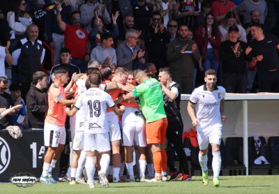 Los jugadores del Ceuta celebran el gol de Martín Bellotti