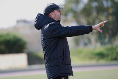 José Juan Romero, entrenador de la AD Ceuta, durante una sesión en el campo de la Pista de Atletismo 