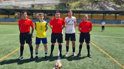 Los capitanes de Cádiz y UCIDCE antes de empezar su enfrentamiento