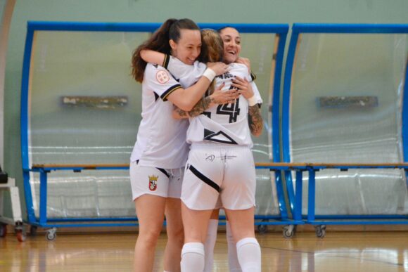 Tres jugadoras del Ceuta femenino, festejando un tanto