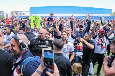 Jugadores y afición del Ceuta celebran el histórico ascenso en Fuenlabrada 