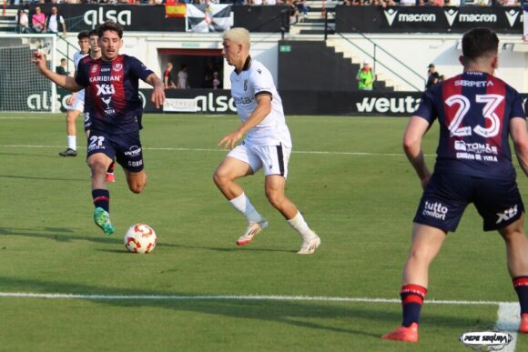 Un momento del partido entre el Ceuta y el Yeclano / Pepe Segura