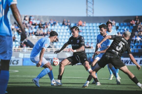 Un momento del partido entre el Ibiza y el Ceuta