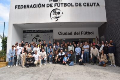 Los familiares de los homenajeados posan en la sede de la RFFCE  