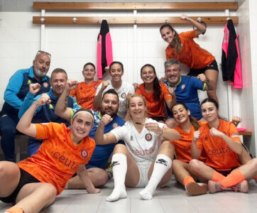 Jugadoras y cuerpo técnico del Camoens celebran el empate en los vestuarios 