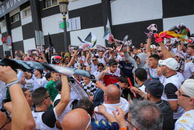 Los aficionados caballas han recibido al equipo a su llegada al estadio 