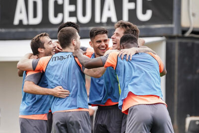 Jugadores de la AD Ceuta, durante un entrenamiento de esta semana en el Murube 