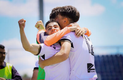 Víctor Corral y Aisar se abrazan tras el gol del ascebnso en Fuenlabrada 