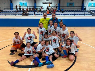 Imagen de las componentes del Camoens benjamín tras ganar la Liga 