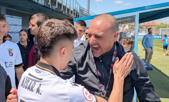 Luhay, festejando junto a Aisar el ascenso a Segunda
