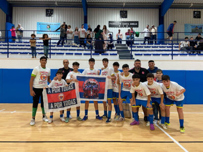 Los integrantes del Puerto alevín celebran el título conquistado