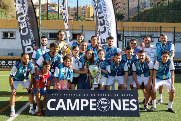 ampliar foto El Sporting de Ceuta, con el trofeo de campeón de la Regional Preferente
