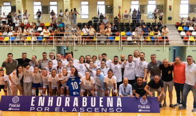 Foto de Familia de jugadoras, técnicos y directivos del Ceuta tras conseguir el ascenso