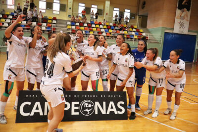 Las jugadoras del Ceuta levantan el trofeo que les acredita como campenas de su grupo