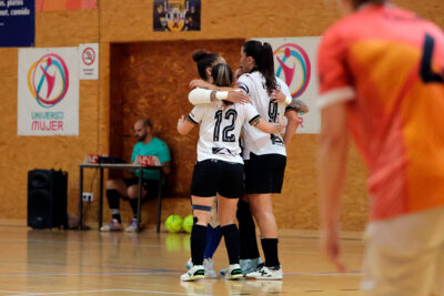 Jugadoras del Ceuta celebran uno de sus goles en Hospitalet 