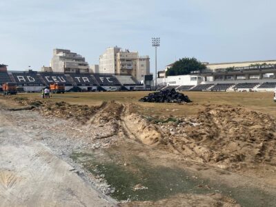 Asientos apiñados en el centro del terreno de juego del Murube