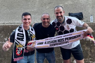 Dos miembros de la Peña 1%, posando junto a Luhay Hamido