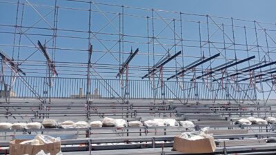 Aspecto de la grada supletoria que se está instalando en la Preferencia del Murube