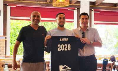 Anuar Tuhami, en la imagen junto a Luhay Hamido y Edu Villegas, firma hasta 2028