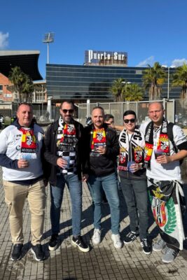 Varios miembros de la Peña 1%, durante una previa