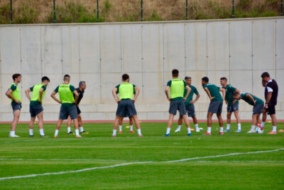 Jugadores del Ceuta durante un entrenamiento de pretemporada en la pista de atletismo