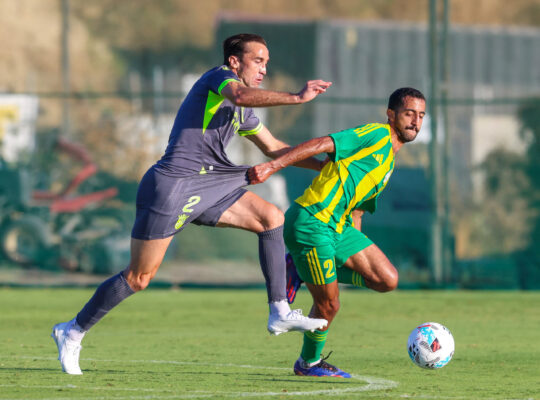Manu Sánchez disputa el balón con un jugador del Al-Wakrah