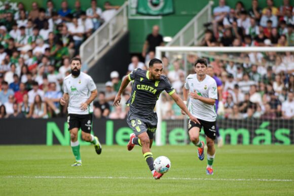 Anuar fue el protagonista negativo. Falló en un gol y vio la roja directa. Muy clara. / FOTO ADC