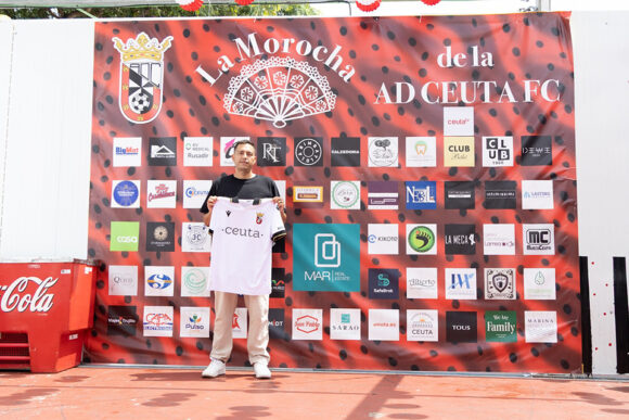 Anto Fernández posa con la camiseta del Ceuta en la caseta de Feria La Morocha, donde ha tenido lugar su presentación 