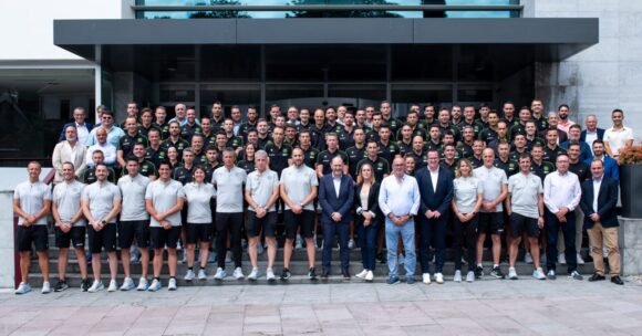 Foto de familia de Louzán con los árbitros de Primera y Segunda y los presidentesde los CTA de las Territoriales