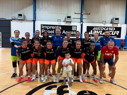 Técnicos y jugadores del Camopens, en el comienzo de sus entrenamientos 