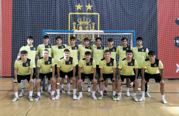 Javi Martín -tercero por la izquierda agachado-, junto a sus compañeros de selección 