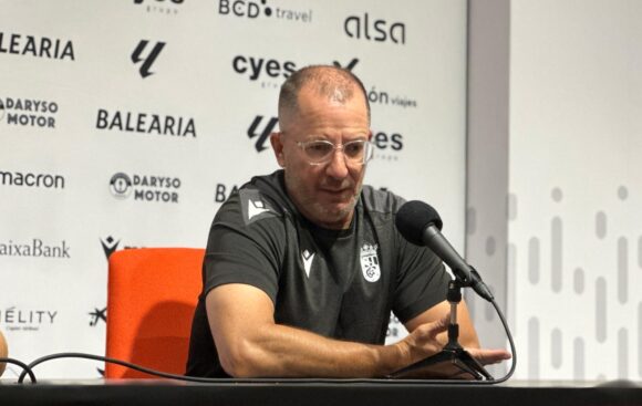 El sevillano, este jueves en rueda de prensa. / FOTO Ceuta Deportiva