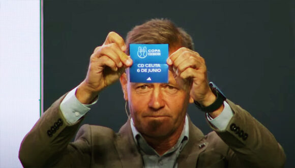 ampliar foto Momento en el que ha sido extraída la bola del Ceuta 6 de Junio