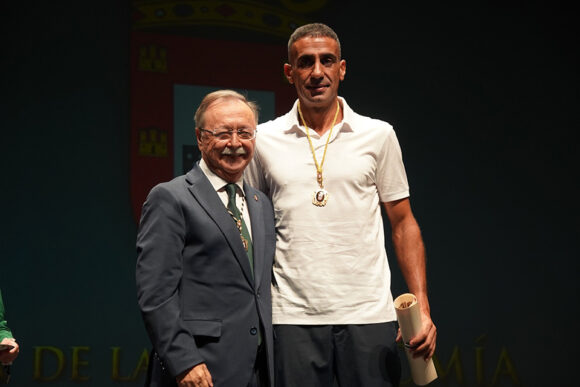 El presidente de la Ciudad, junto al atleta distiguido