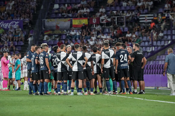 Jugadores de la AD Ceuta, durante una pausa de hidratación en Valladolid 