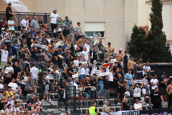 Aficonados de la Grada de Animación del Ceuta, el domingo en el partido contra el Huesca 