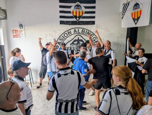 Los seguidores de ambos equipos, antes de desgustar una paella 