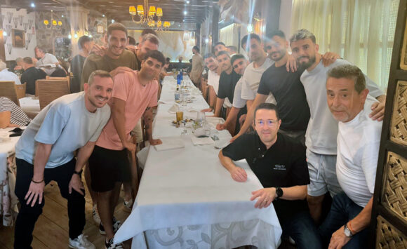 Jugadores del Ceuta se han fotografiado con aficionados y el propietario del Mesón Alberto