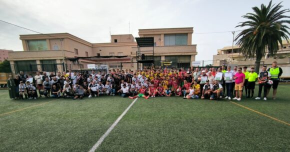 Foto de familia de los equipos Etihad y los responsables de la RFFCE y la Ciudad