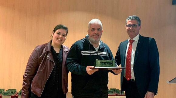 Mohamed Amar, junto a su hija y el presidente de la RFFCE, Antonio García Gaona