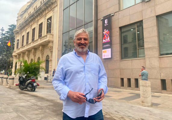 ampliar foto Nayim, este miércoles ante el Palacio de la Asamblea 📷 Rafa Peña
