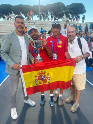 Harrus y Trujillo, con representante del equipo nacional y el trofeo de campeones de Europa 