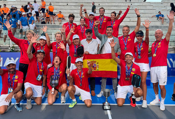 Yasin Harrus celebra el campeonato de Europa con el equipo español 