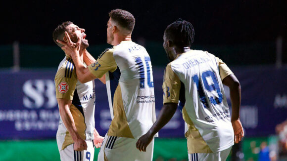 Rodri Ríos celebra con rabia su primer gol con el Marbella