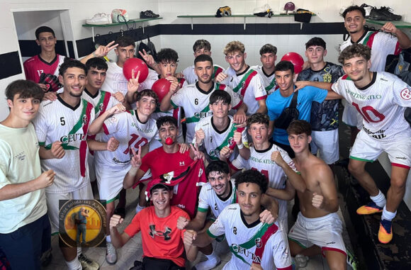 Los integrantes del Sporting B celebran su victoria sobre el Betis B 